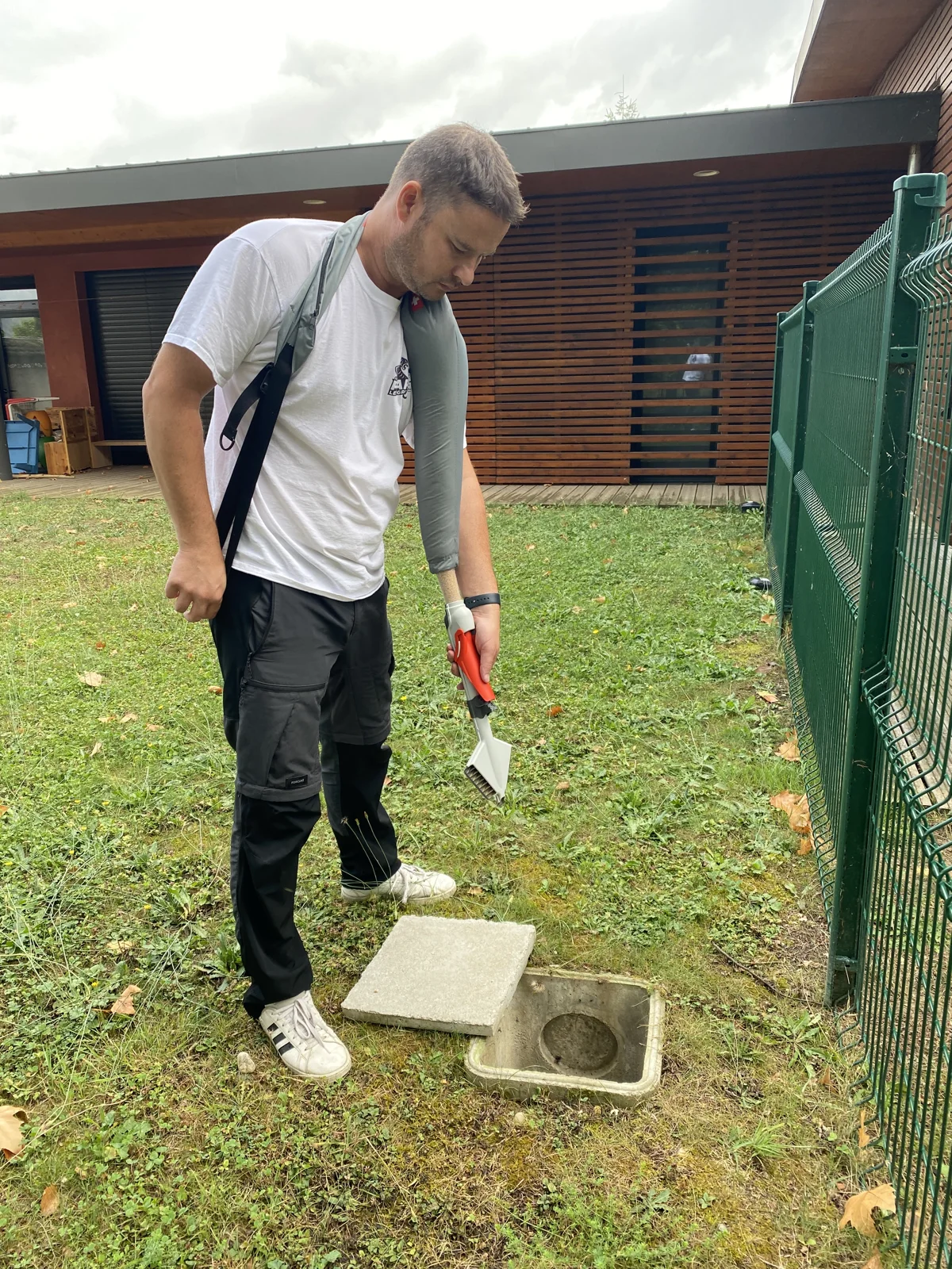 Julien réalise un diagnostic sur un point d’eau lors d’une intervention