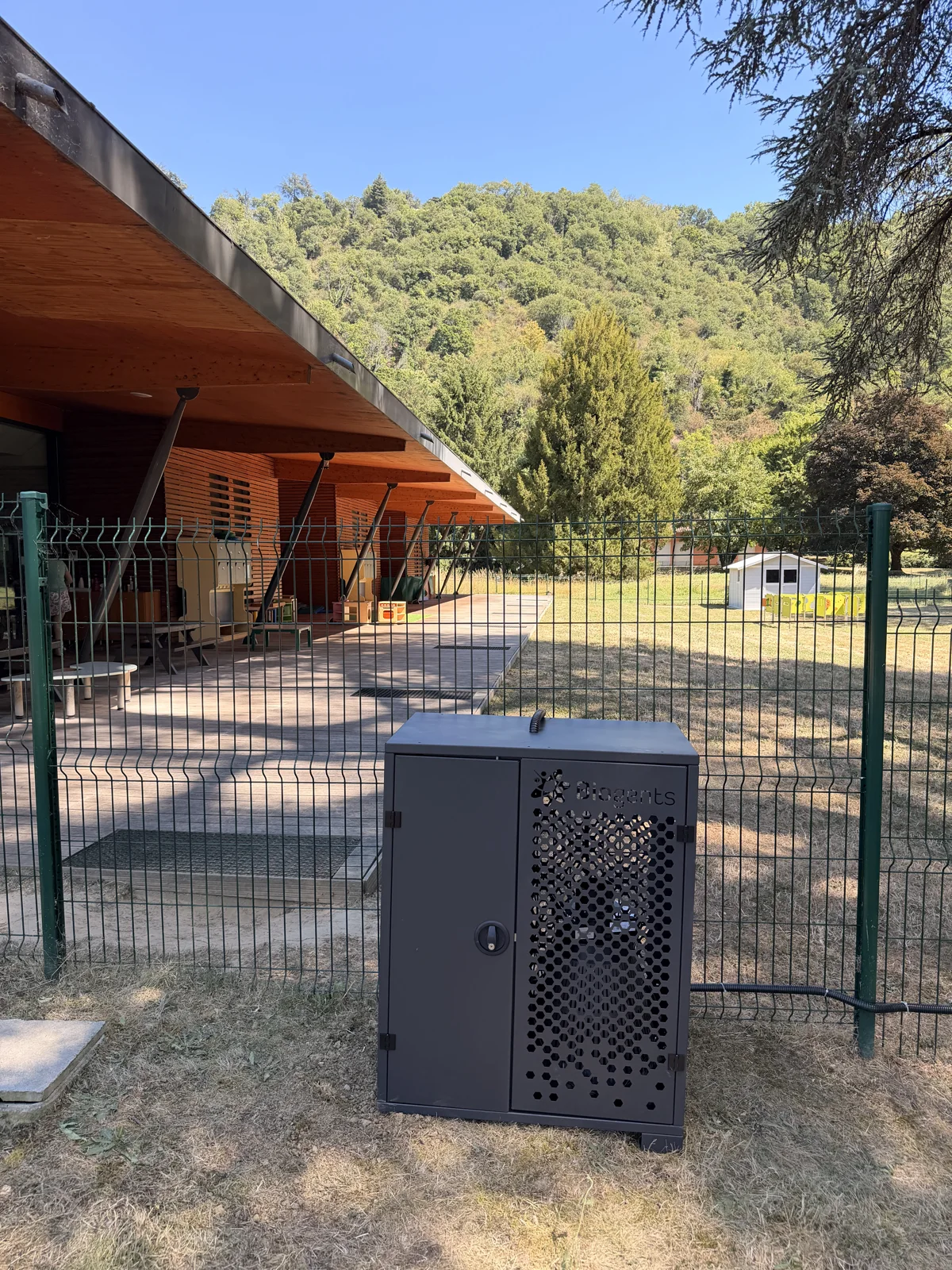 Coffret anti-moustiques dans l’espace extérieur de la crèche Les Cèdres