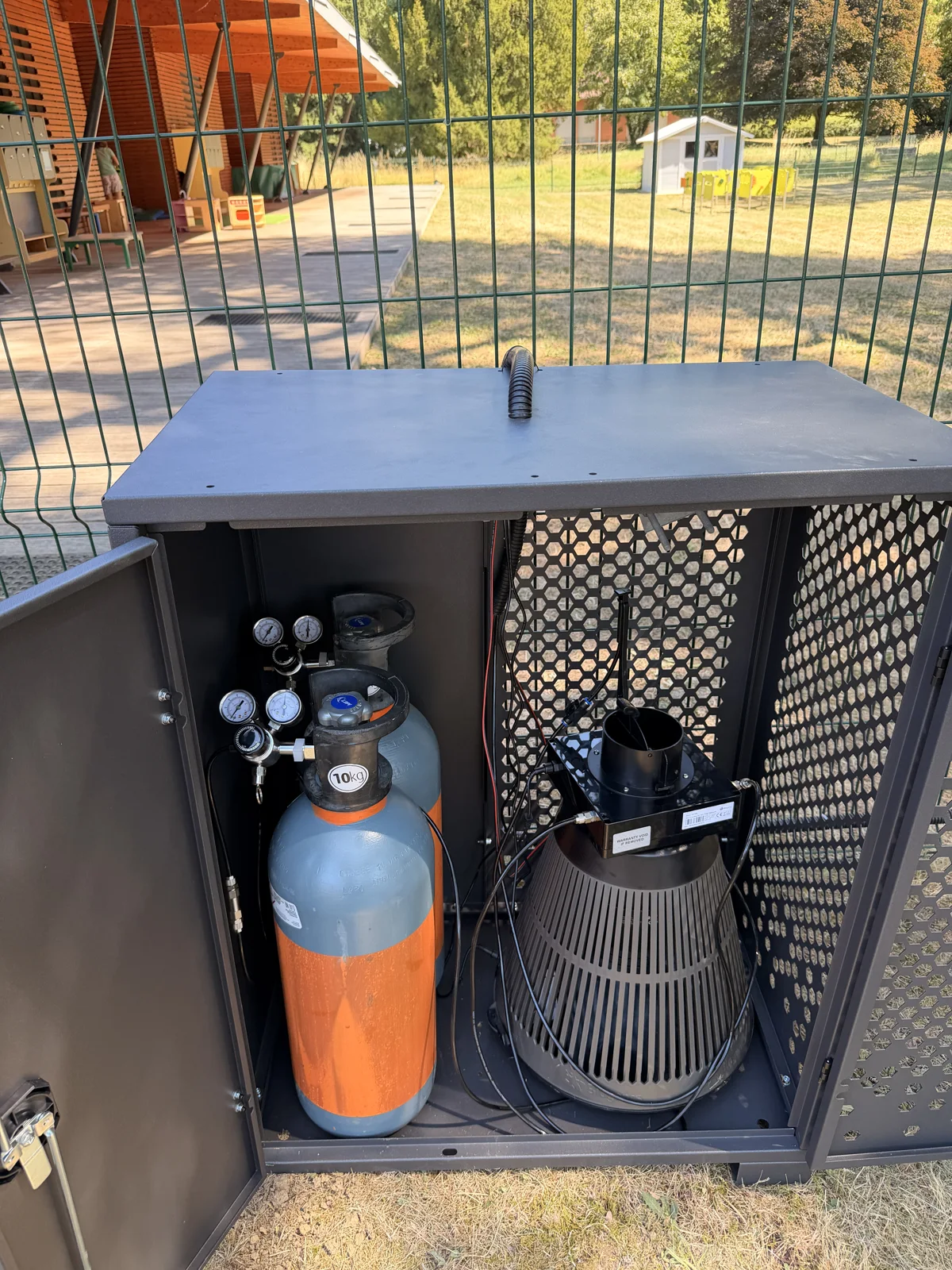 Vue des équipements et de la bouteille de CO₂ dans le coffret de la crèche