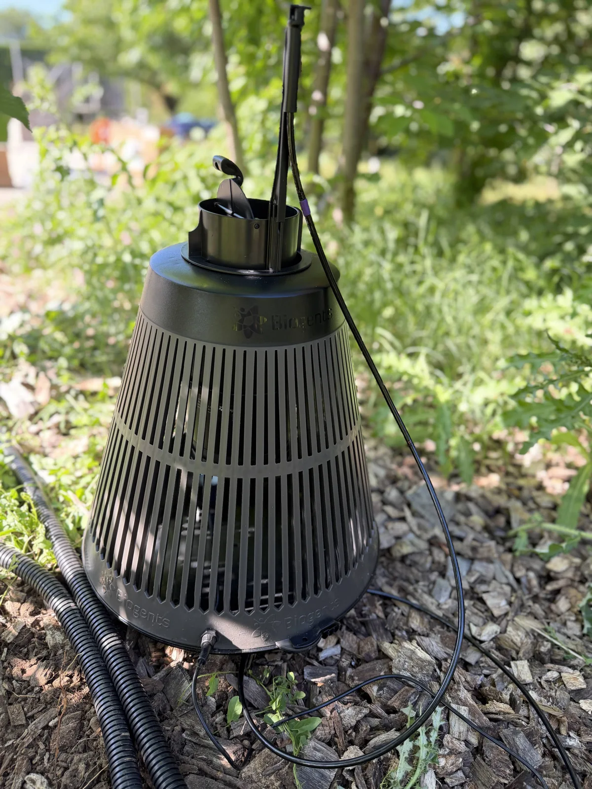 Piège Biogents installé dans le jardin arboré d’un particulier